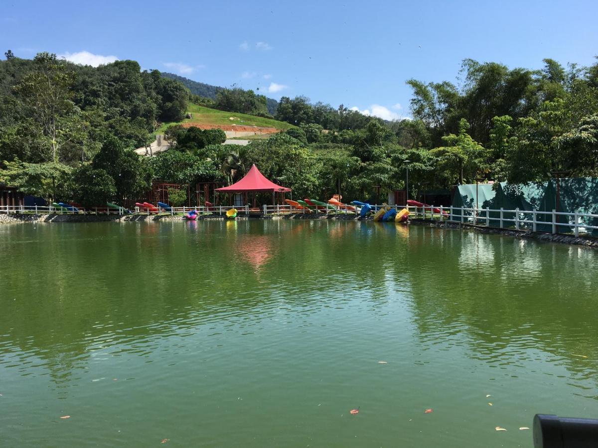 Paradise Valley Resort Broga Семений Екстер'єр фото